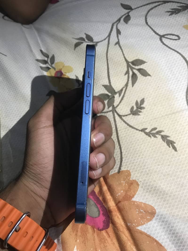 Apple iPhone 13 4