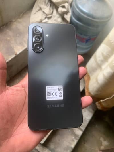 Samsung Mobile A17 box open