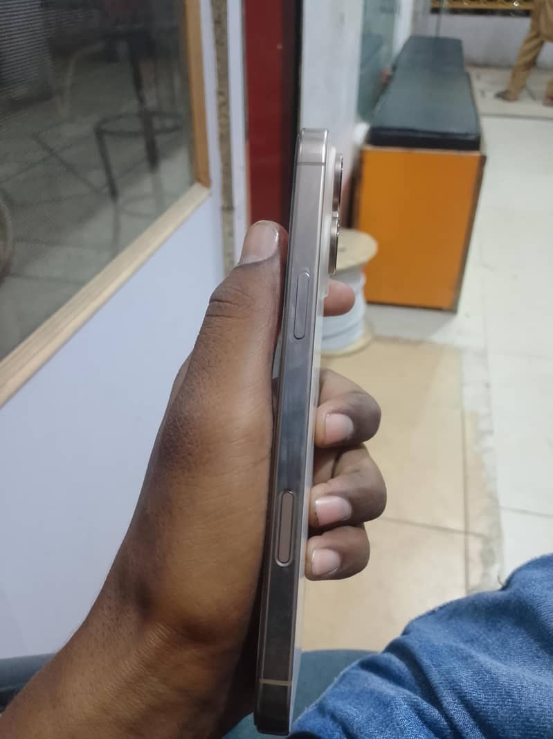 iphon 16 pro max 5