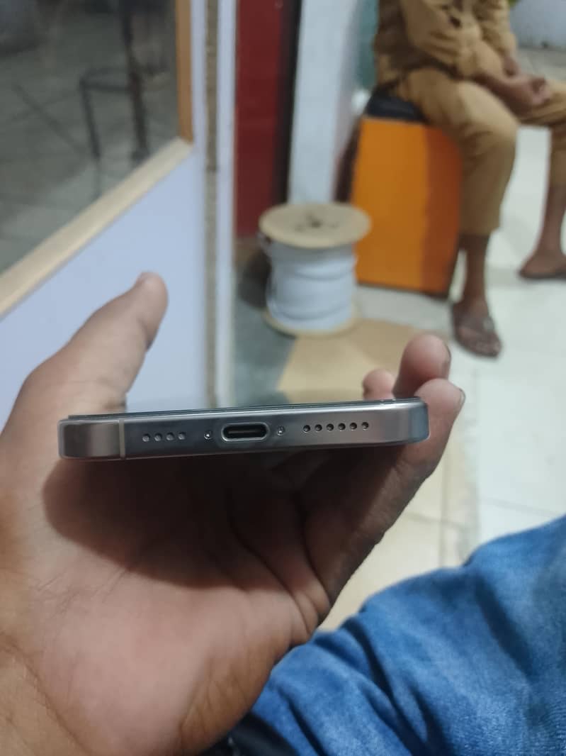 iphon 16 pro max 8