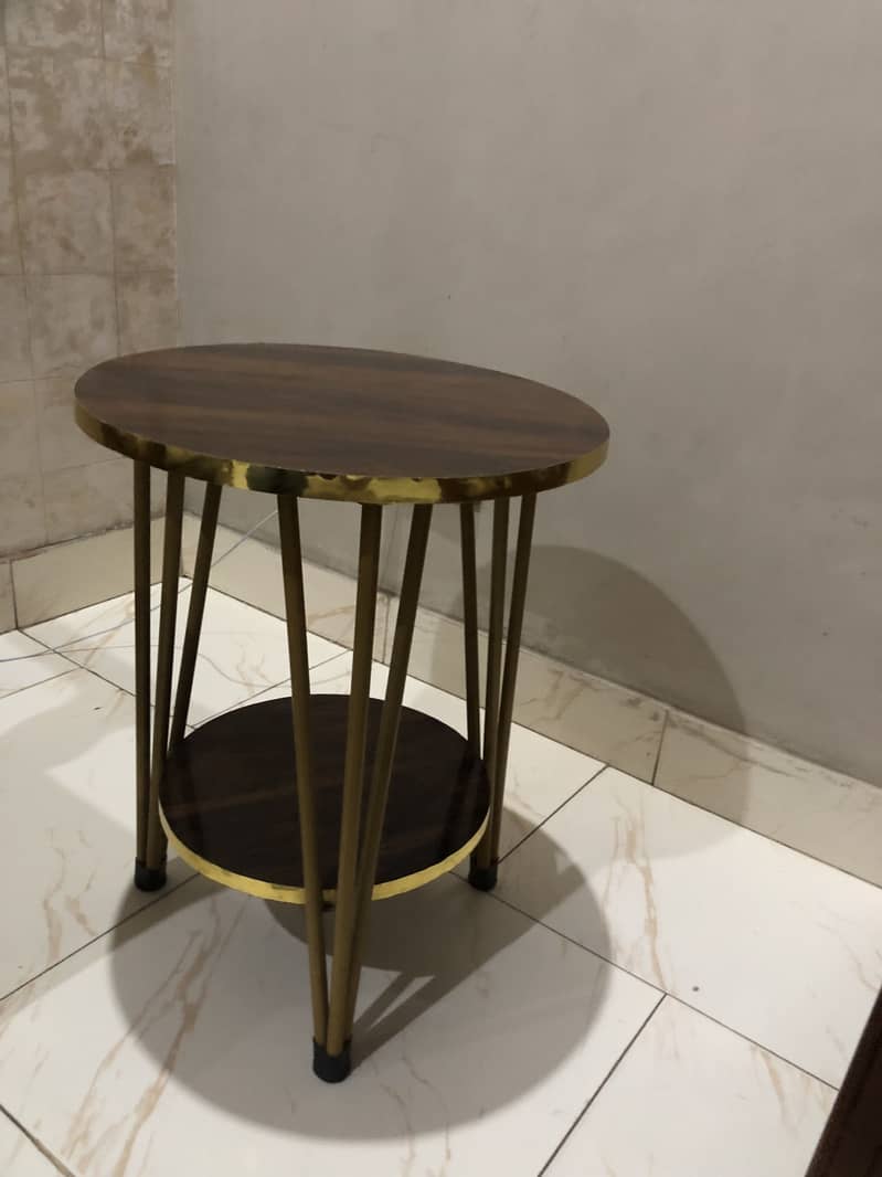 Small side table good condition 1