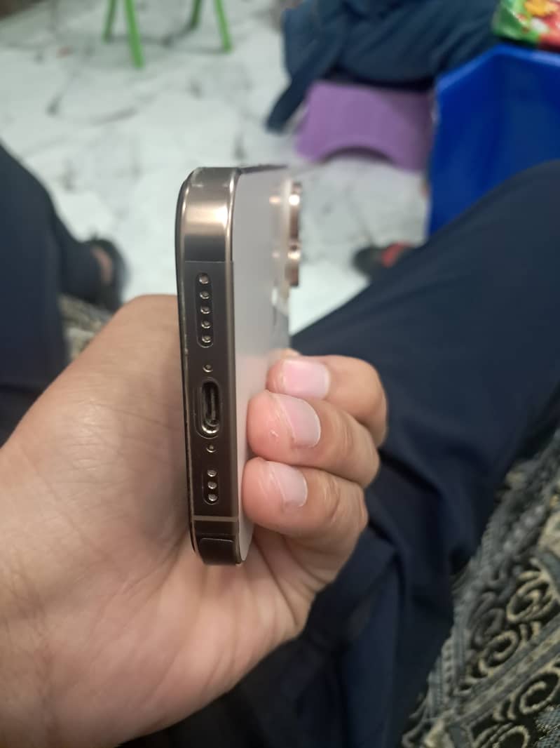 Apple iPhone 16 Pro 1