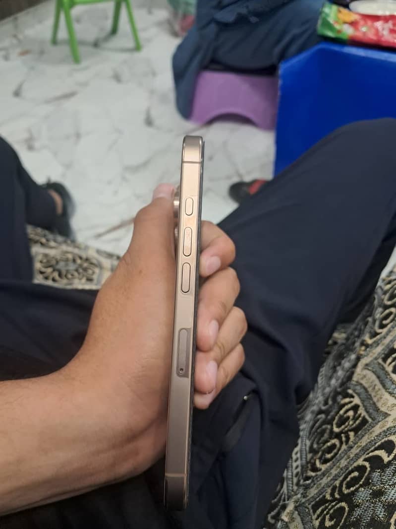 Apple iPhone 16 Pro 2