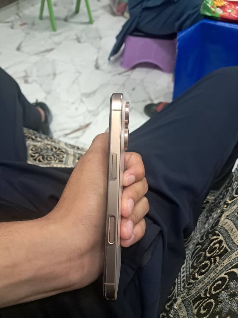 Apple iPhone 16 Pro 3