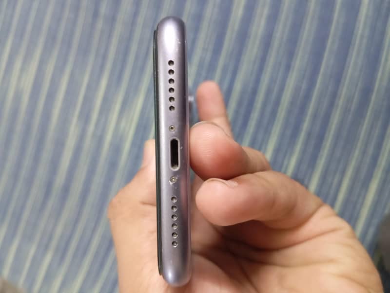 Apple iPhone 11 4