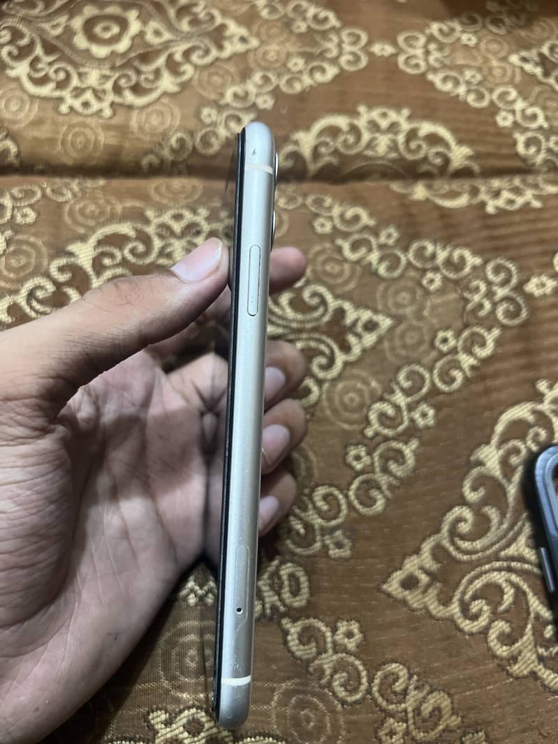 Apple iPhone 11 3