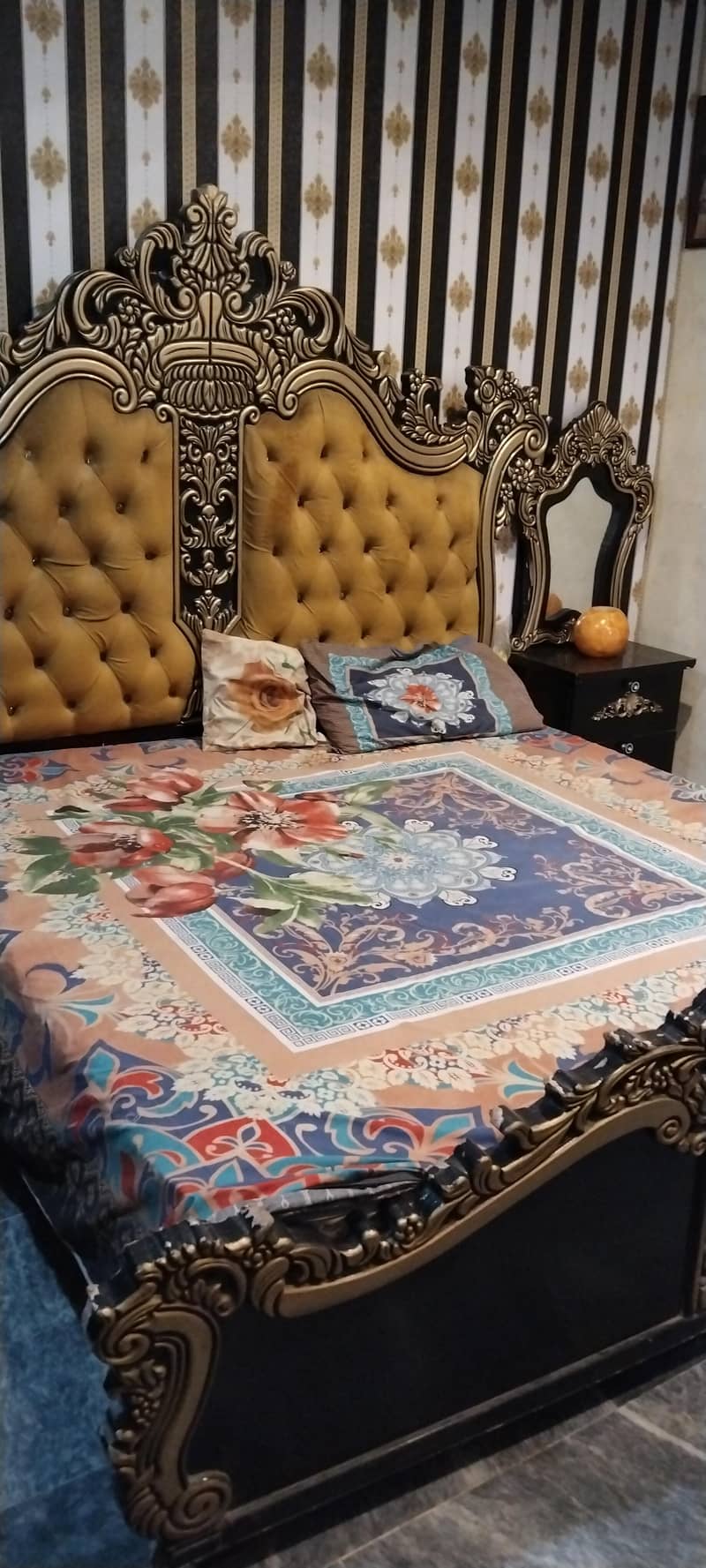 king size bed  dressing shokesh 2 years used 3