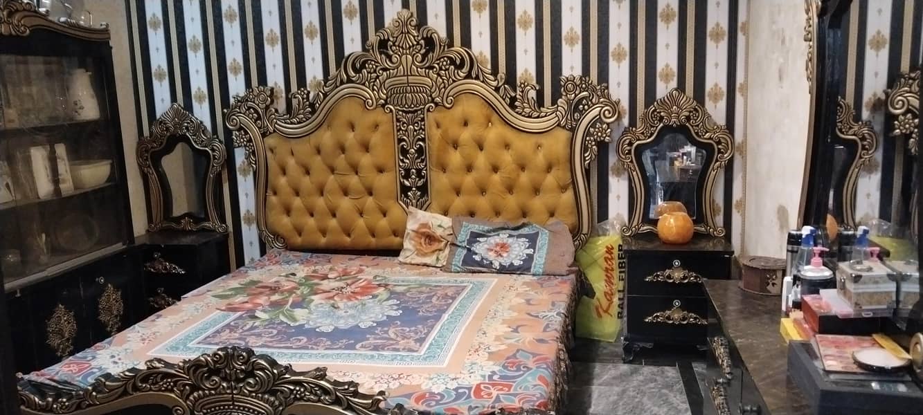 king size bed  dressing shokesh 2 years used 4