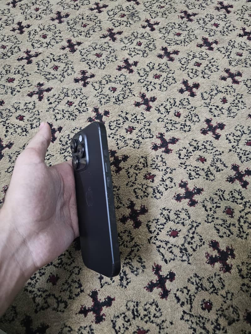 Apple iPhone 16 Pro 1