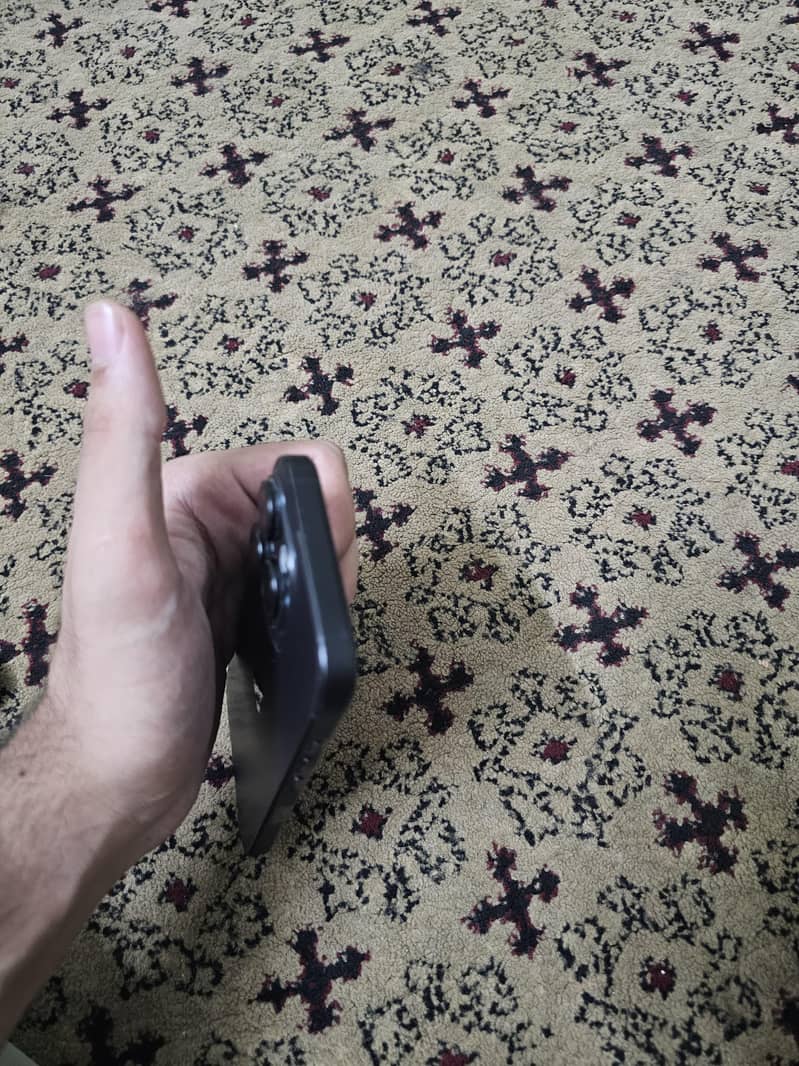 Apple iPhone 16 Pro 2