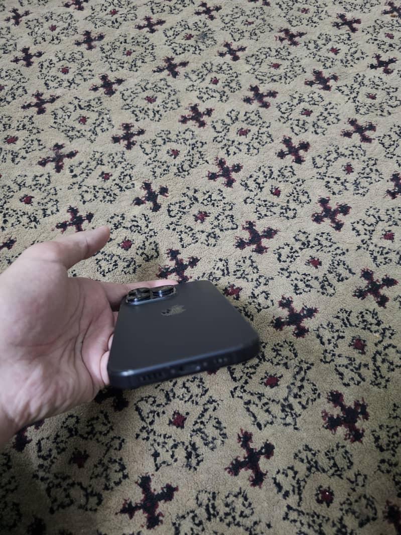 Apple iPhone 16 Pro 3