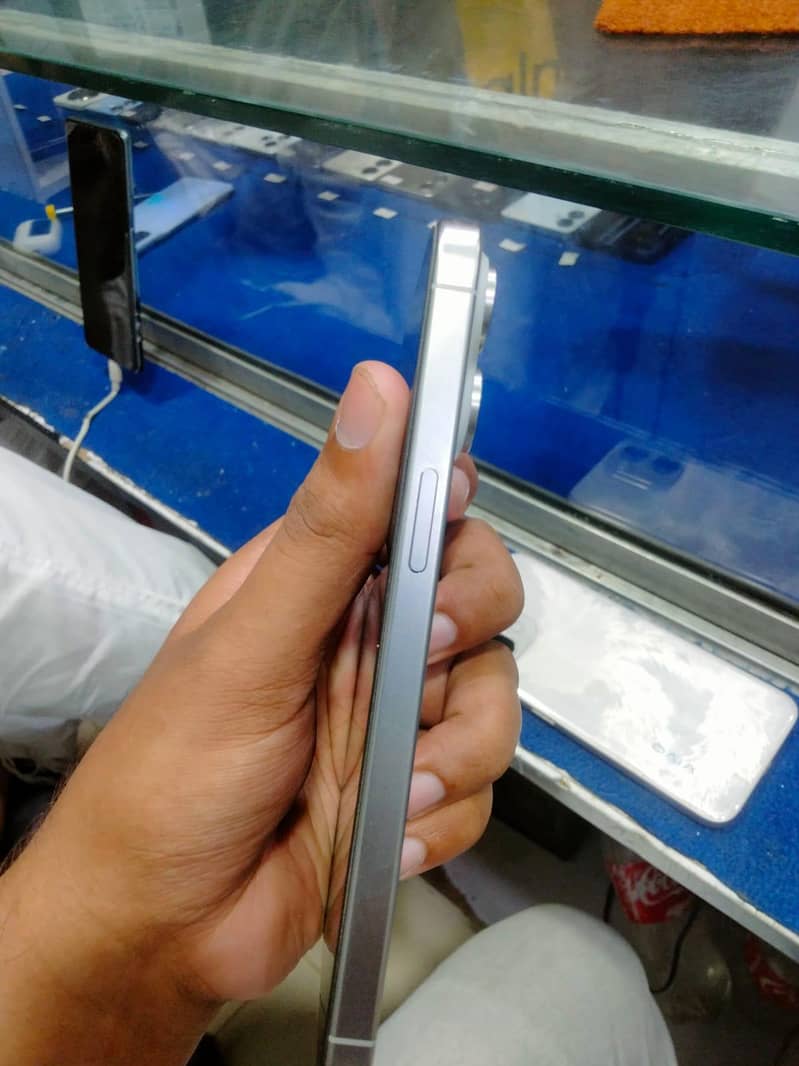 Apple iPhone 15 Pro Max 2