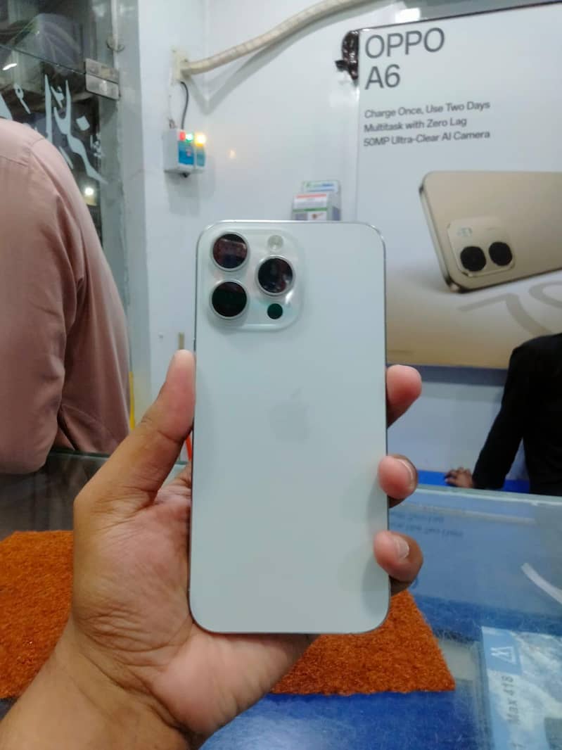 Apple iPhone 15 Pro Max 4