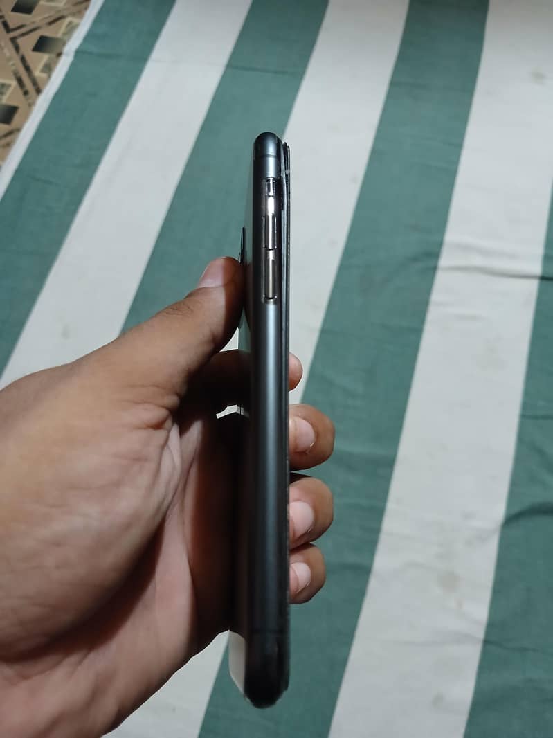 Apple iPhone 11 Pro 4