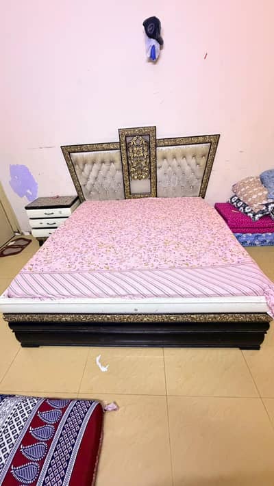 King size wooden  bed for sale in good condition urgently sale