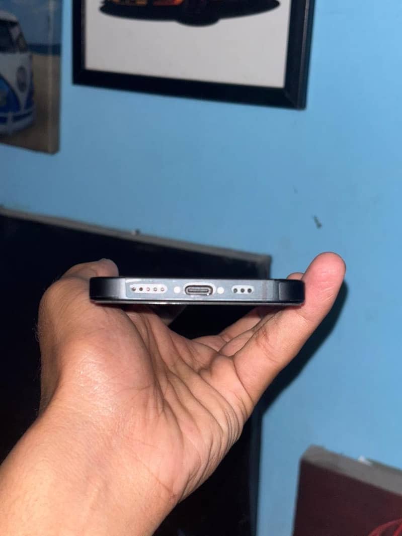 Apple iPhone 16e 2