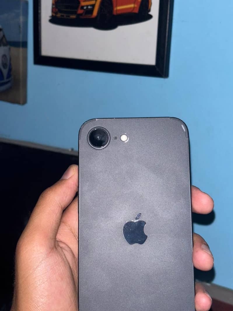 Apple iPhone 16e 3