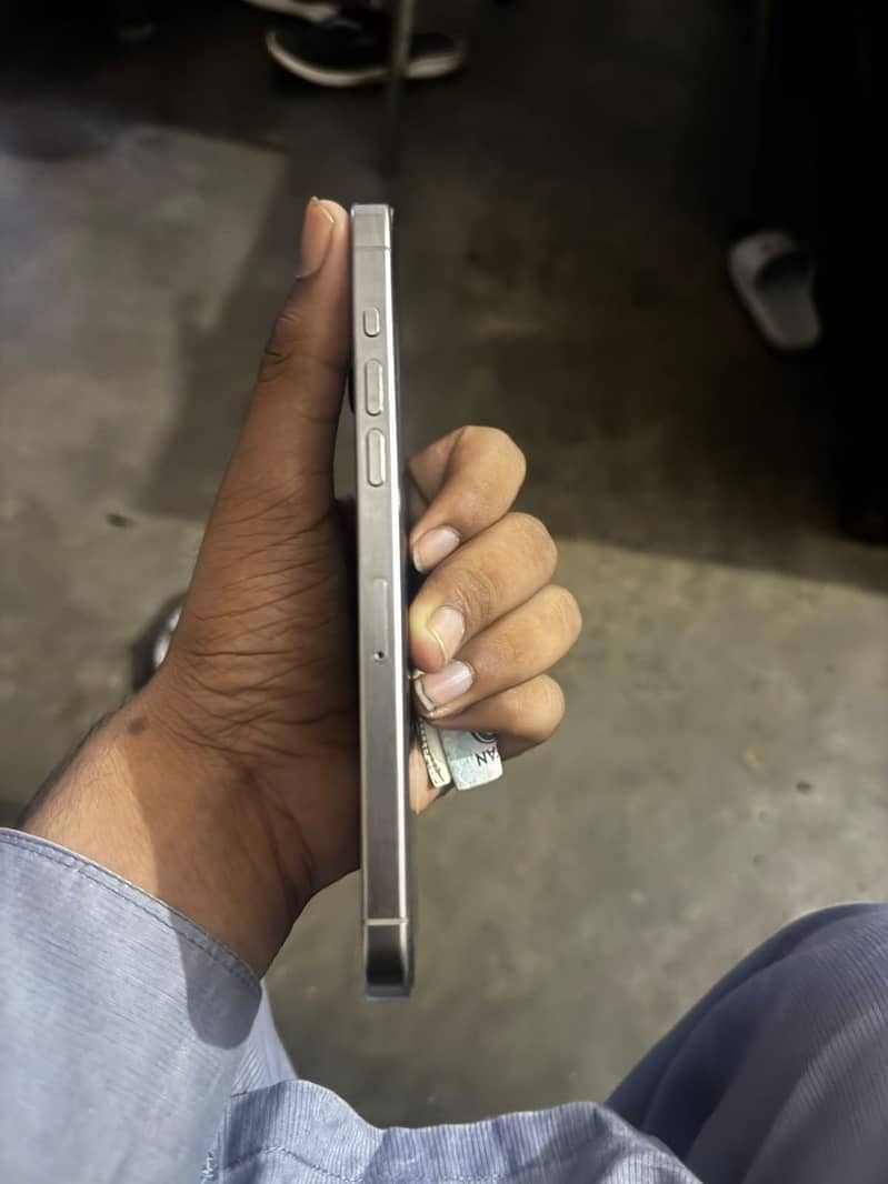 Apple iPhone 15 Pro Max 3