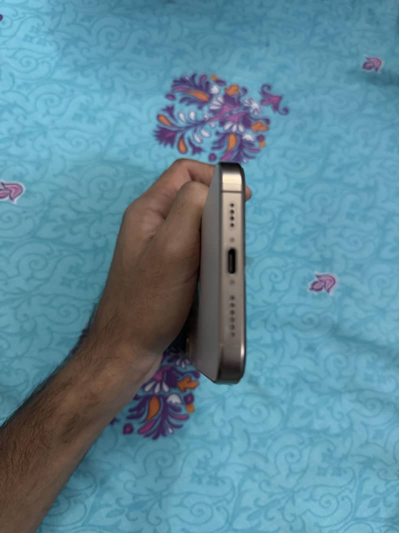 Apple iPhone 16 Pro Max 4