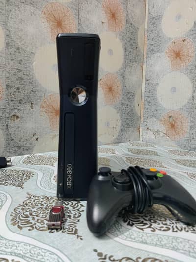 Xbox 360 Slim 320gb hard with on controller