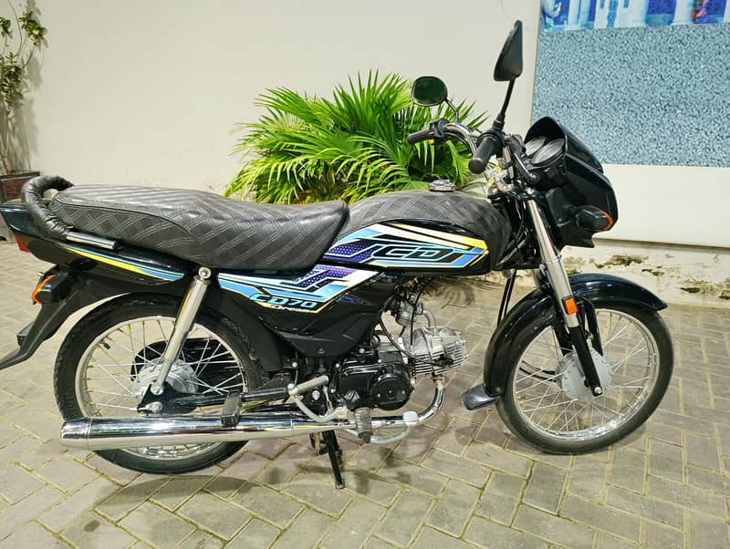 بلکل نیو کنڈیشن جیسے ابھی شوروم سے لی ہے تمام کاغذات مکمل بائیو میٹرک 0