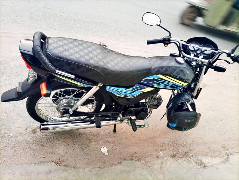 بلکل نیو کنڈیشن جیسے ابھی شوروم سے لی ہے تمام کاغذات مکمل بائیو میٹرک 4