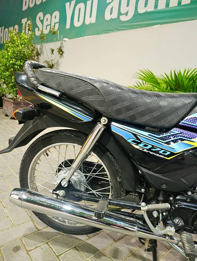 بلکل نیو کنڈیشن جیسے ابھی شوروم سے لی ہے تمام کاغذات مکمل بائیو میٹرک 5