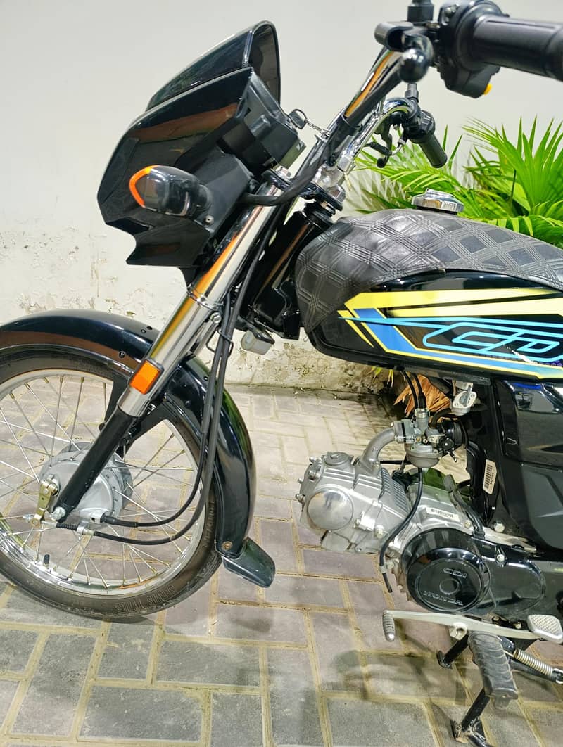 بلکل نیو کنڈیشن جیسے ابھی شوروم سے لی ہے تمام کاغذات مکمل بائیو میٹرک 9