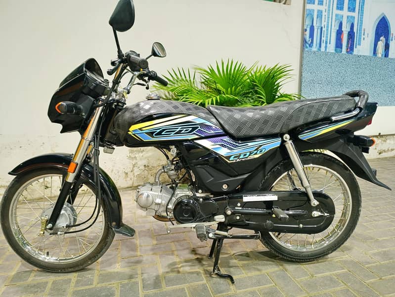 بلکل نیو کنڈیشن جیسے ابھی شوروم سے لی ہے تمام کاغذات مکمل بائیو میٹرک 10