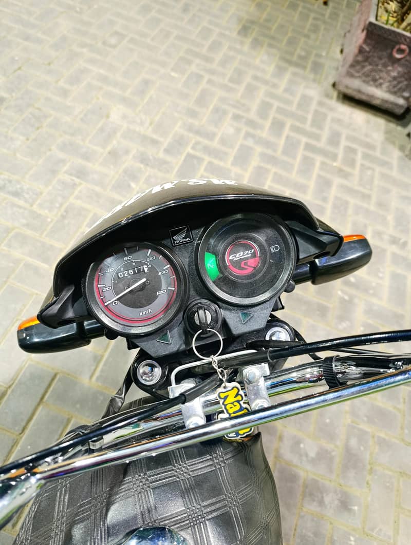 بلکل نیو کنڈیشن جیسے ابھی شوروم سے لی ہے تمام کاغذات مکمل بائیو میٹرک 13