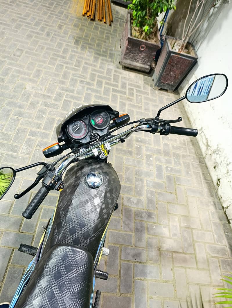 بلکل نیو کنڈیشن جیسے ابھی شوروم سے لی ہے تمام کاغذات مکمل بائیو میٹرک 14
