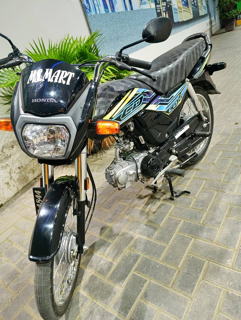 بلکل نیو کنڈیشن جیسے ابھی شوروم سے لی ہے تمام کاغذات مکمل بائیو میٹرک 15