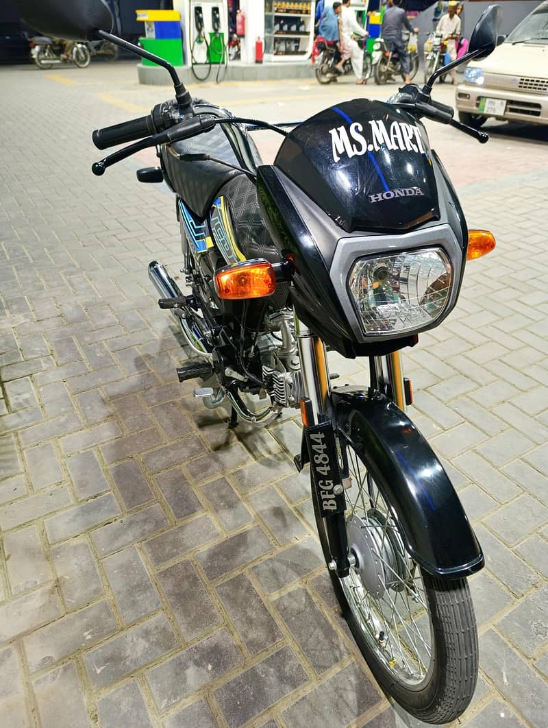 بلکل نیو کنڈیشن جیسے ابھی شوروم سے لی ہے تمام کاغذات مکمل بائیو میٹرک 16