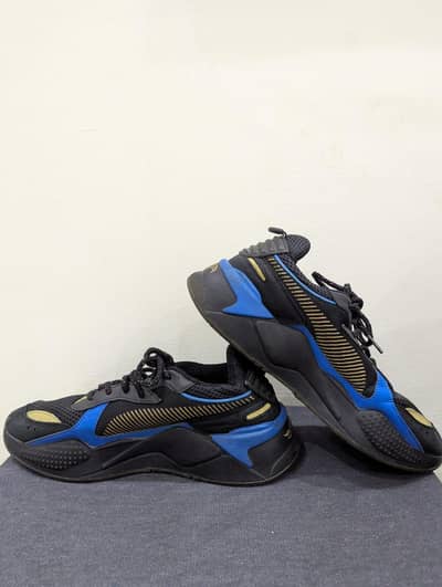 sports shoes