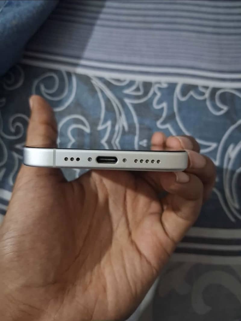 Apple iPhone 16 3