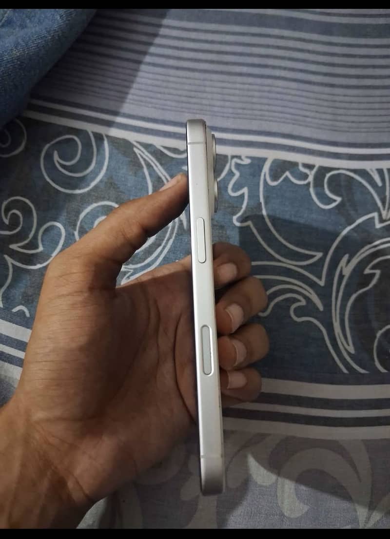 Apple iPhone 16 4