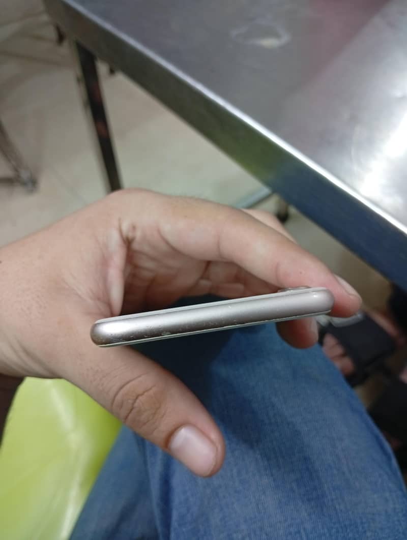 Apple iPhone 8 4