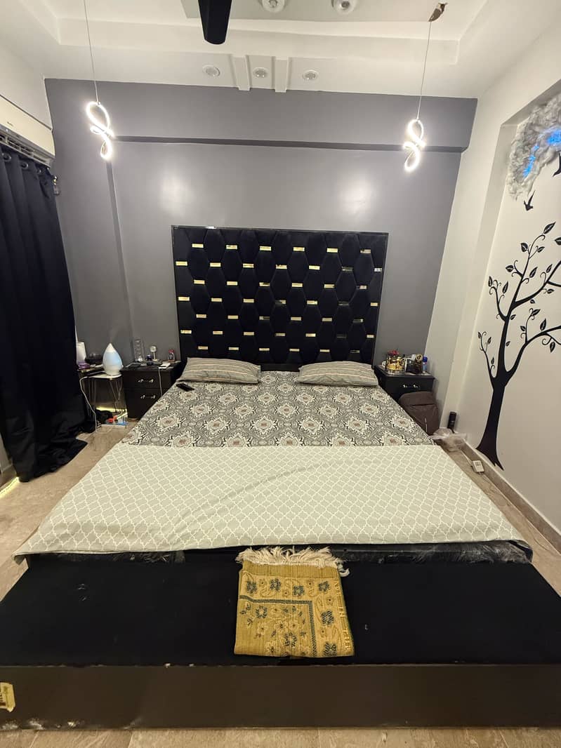 King size bed 0