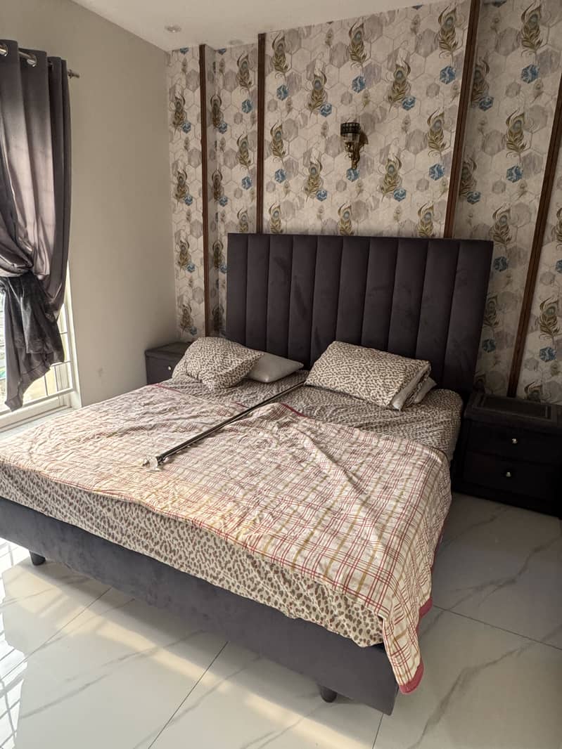 Queen bed 0