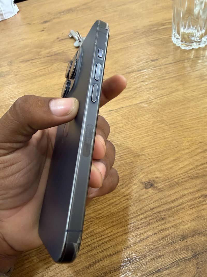 Apple iPhone 15 Pro 4