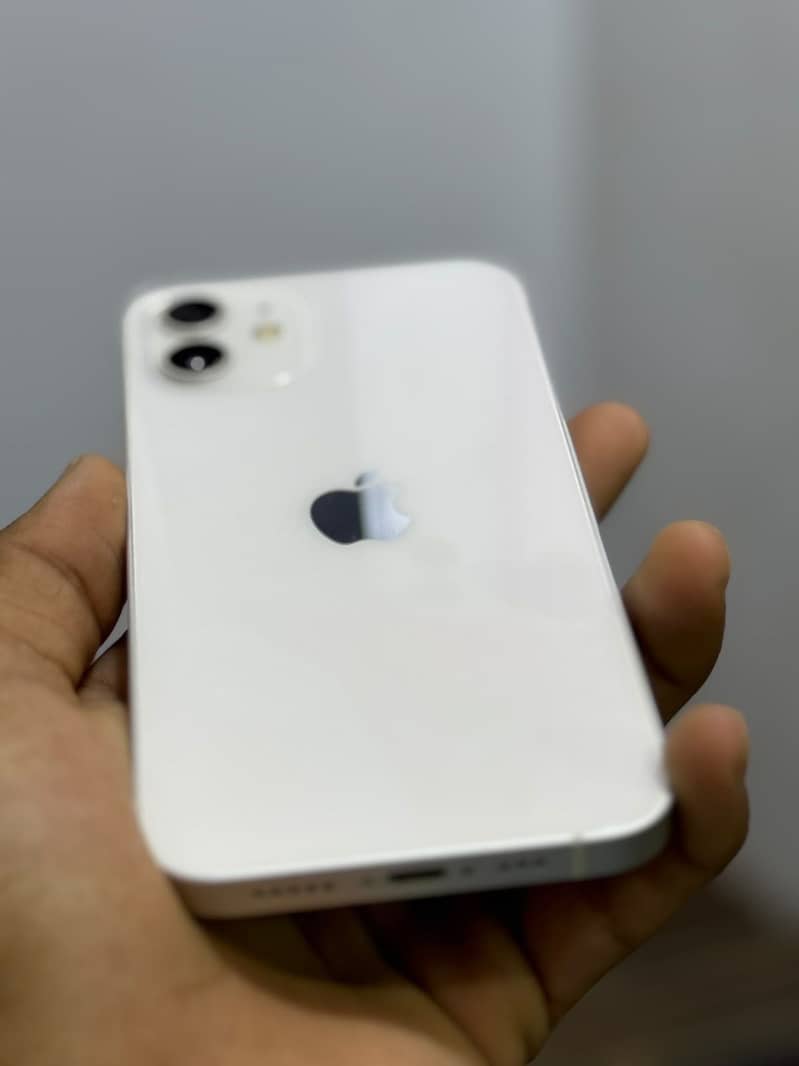 Apple iPhone 12 4