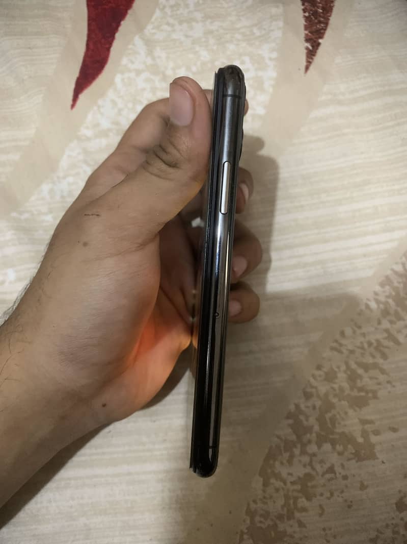 iPhone 11 Pro  2