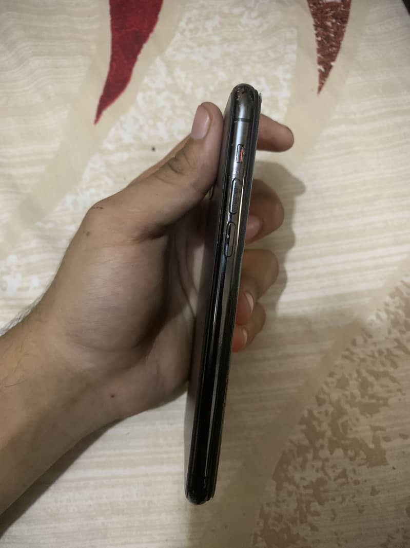 iPhone 11 Pro  4