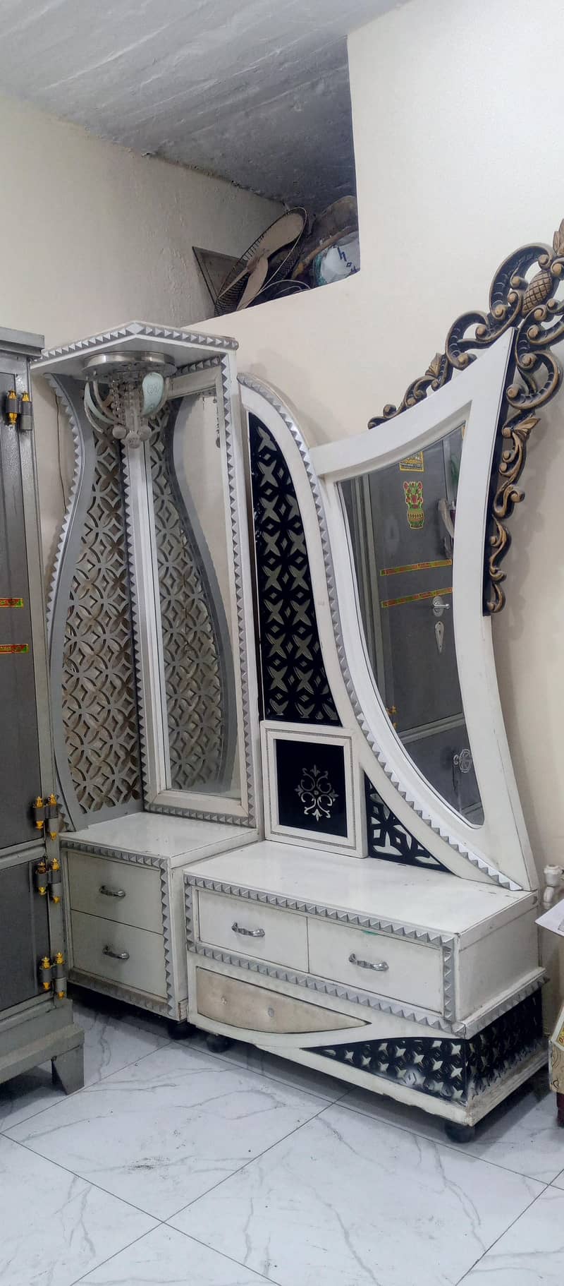 Mirror Dressing 0