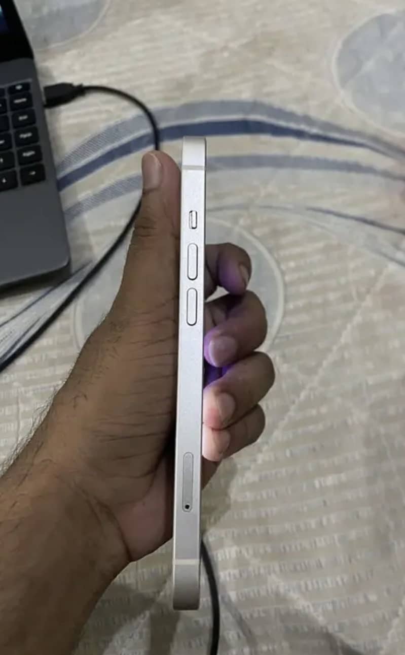 iPhone 13 4