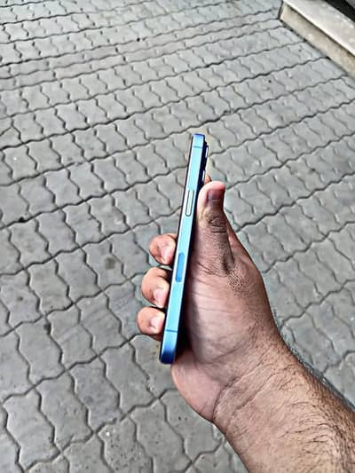 Apple iPhone 16