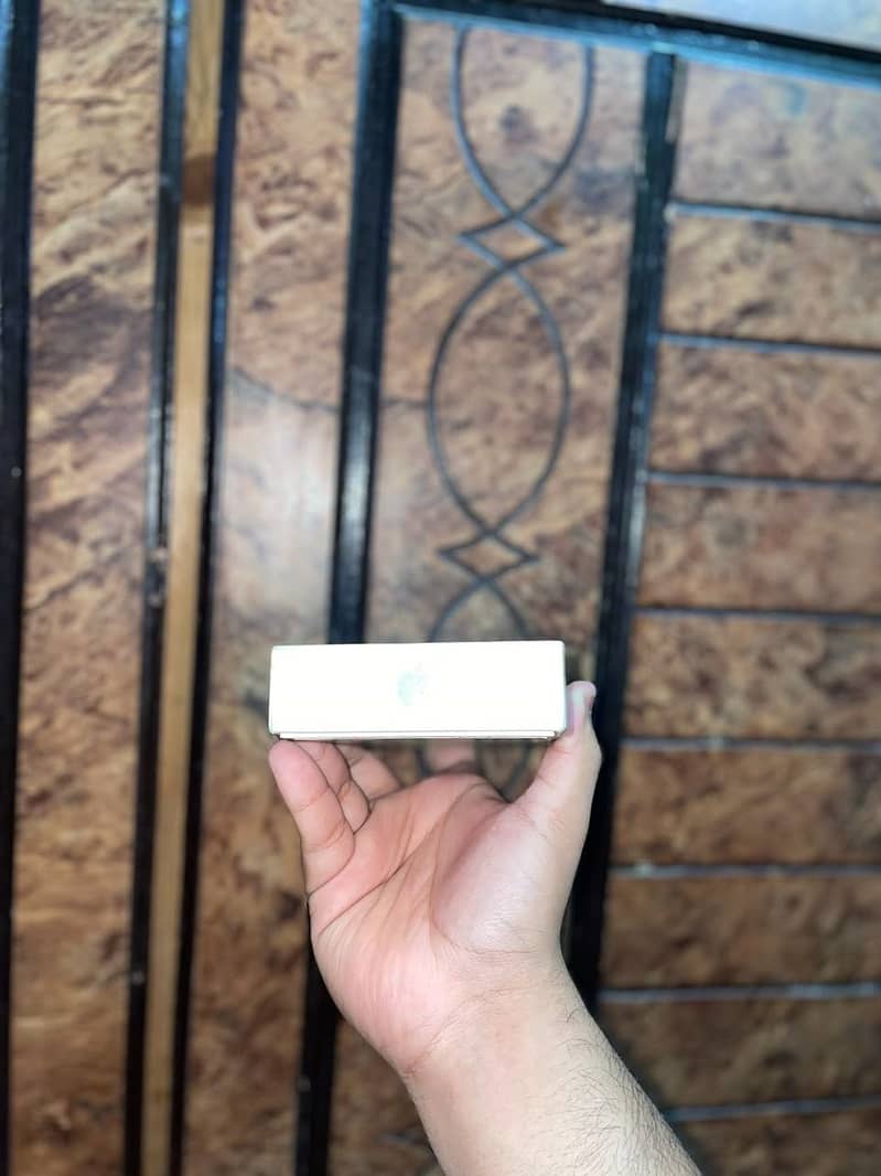Apple iPhone 16 7