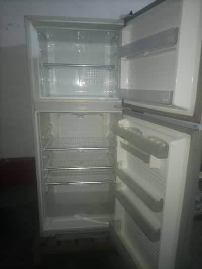 larj saiz fridge. . .