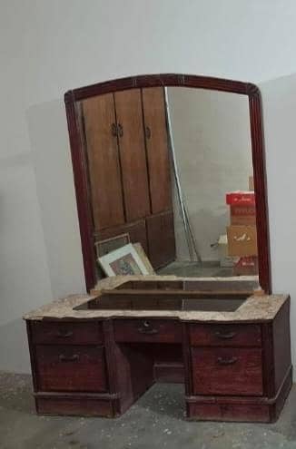dressing table in gud condition 0