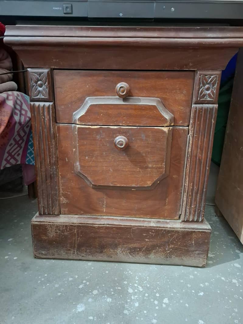 dressing table in gud condition 1